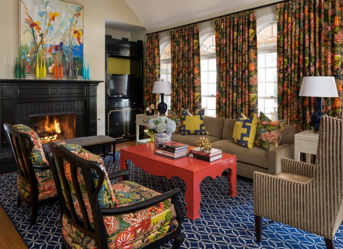 nachtgordijnen met bloemen in de woonkamer