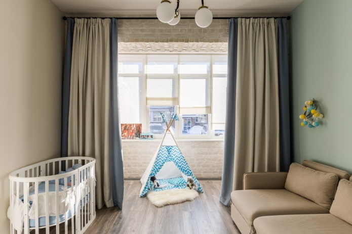 tweekleurige nachtgordijnen in het interieur