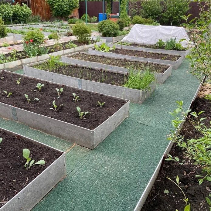 paden van een oud tapijt in de moestuin