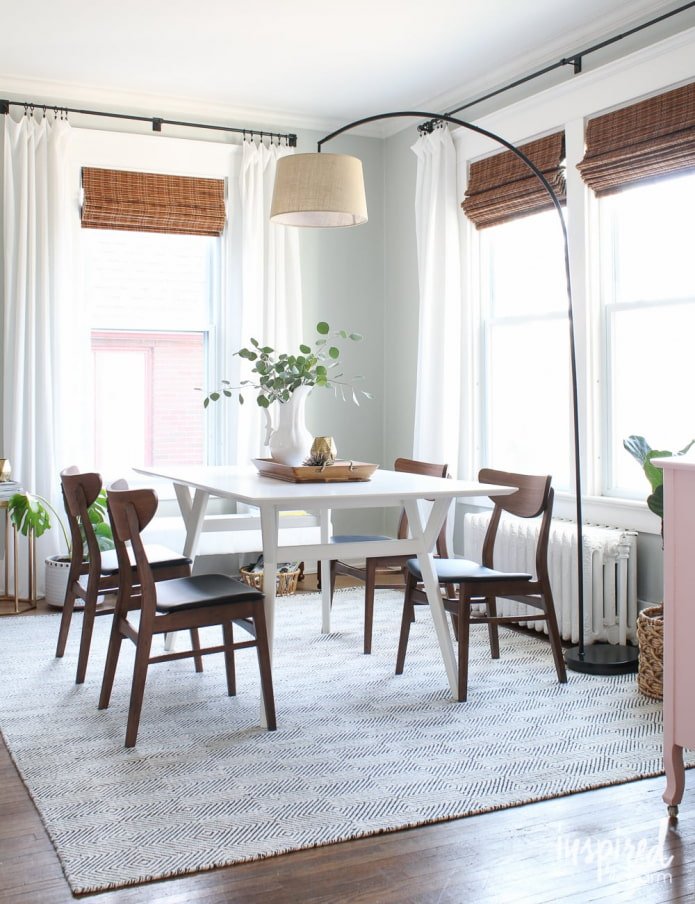 staande lamp boven de tafel