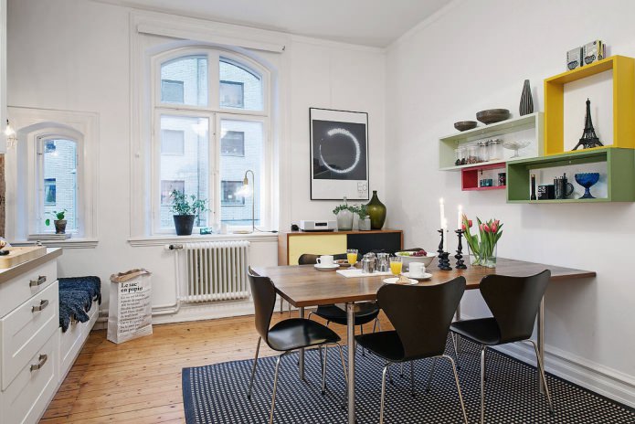 zwarte stoel in het interieur van de keuken