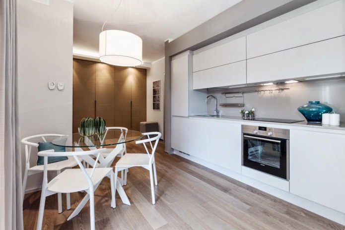 Glazen tafel in het keukeninterieur