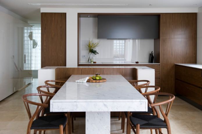 stenen keukentafel in het keukeninterieur