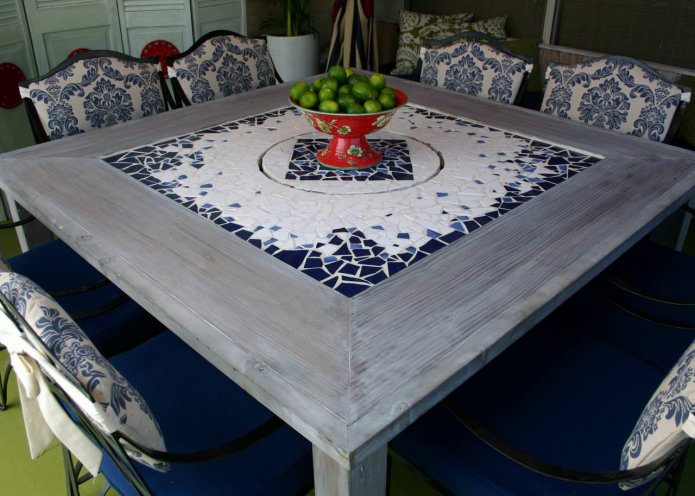 tafel met een aanrechtblad van moza?ek in het keukeninterieur