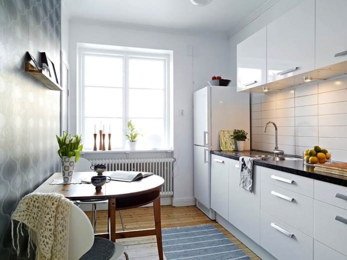 halfovale tafel in het keukeninterieur