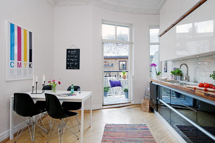 rechthoekige eettafel in het interieur van de keuken