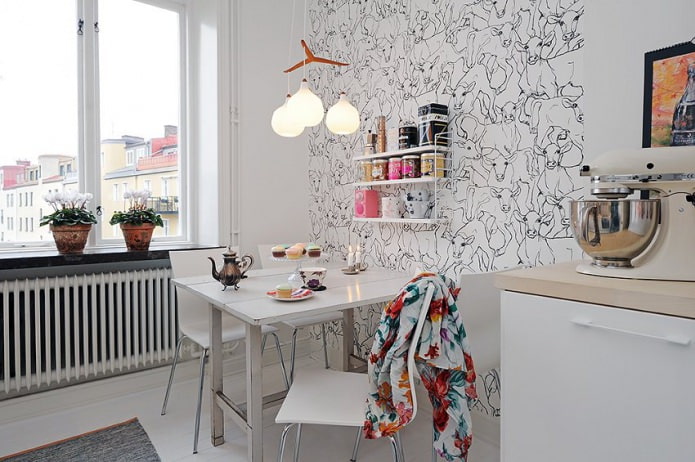 witte tafel in het keukeninterieur