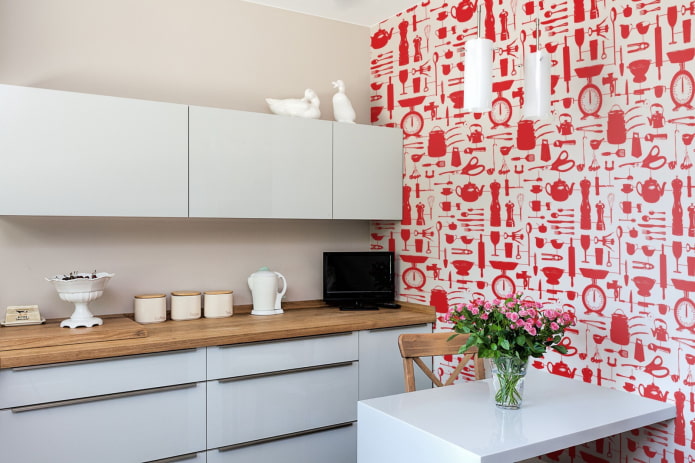 rood behang voor de keuken