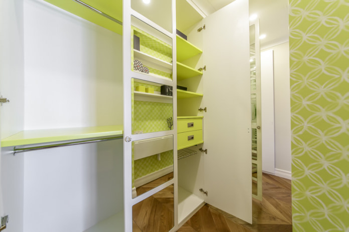 kleedkamer met groen behang