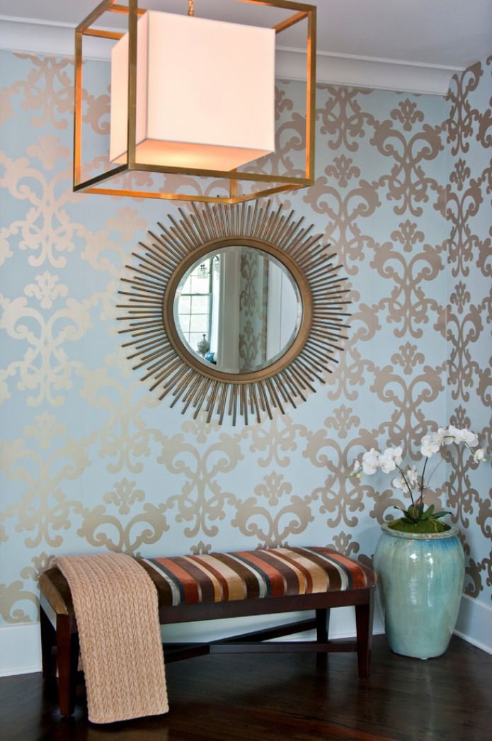 blauw behang met een zilverpatroon