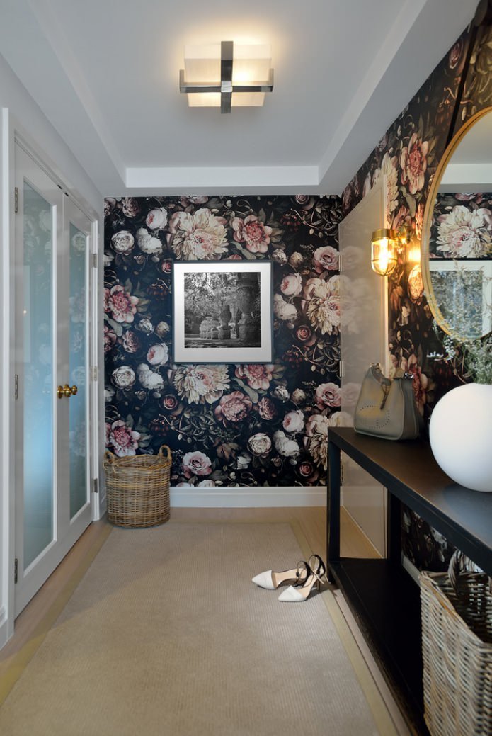behang met bloemen in de gang