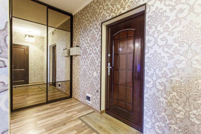 donker deur licht behang met monogrammen