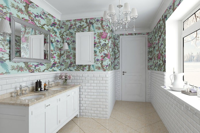 combinatie van pastelkleurig behang met een fel patroon en decoratieve bakstenen in de badkamer