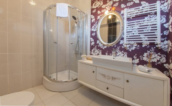 behang in de badkamer