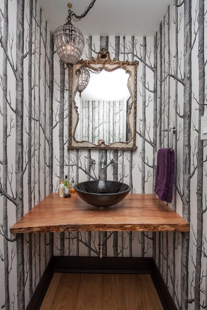 behang met afbeeldingen van bomen in het interieur van de badkamer