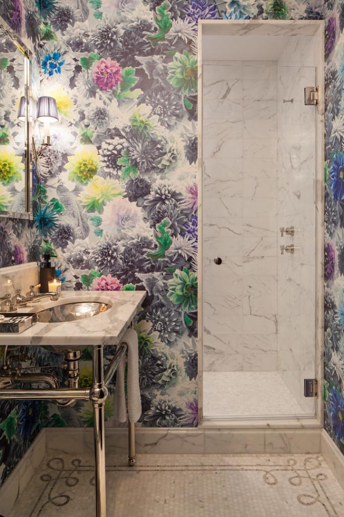 Afwasbaar behang in het badkamerinterieur