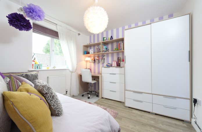 behang met witte en paarse strepen