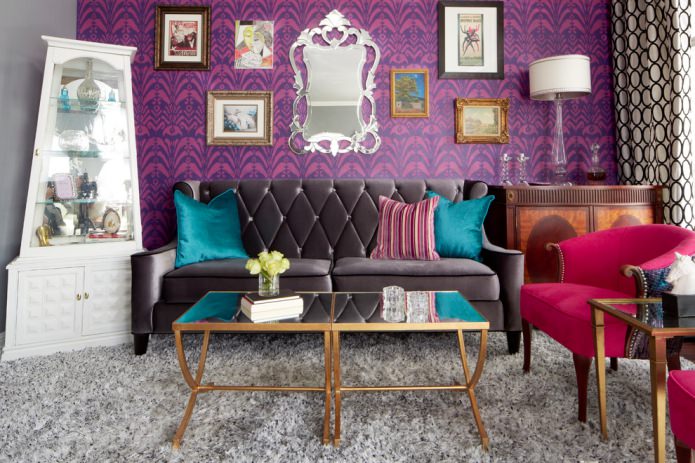 roze en paars behang in de woonkamer