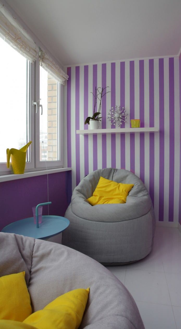 gestreept behang op het balkon