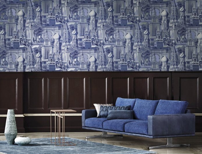 blauw behang met stadsprint in het interieur