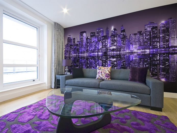 paars behang met een stadsafbeelding in het interieur