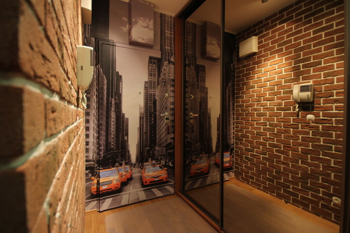 behang met stadsprint in de gang