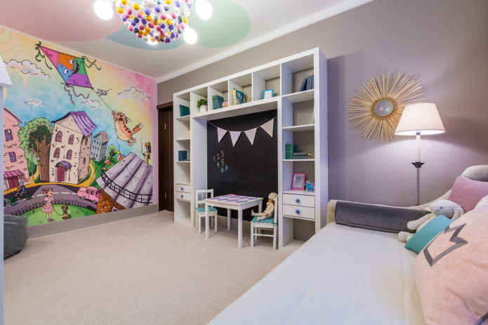 behang met een sprookjesachtige stad in het interieur