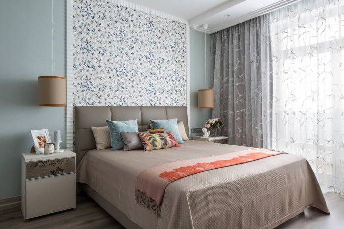 Behang aan het hoofdeinde van het bed