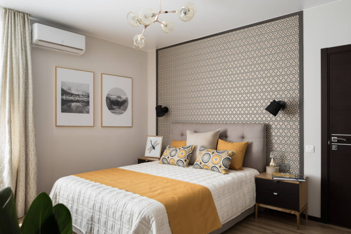 Behang aan het hoofdeinde van het bed en aan de zijkanten