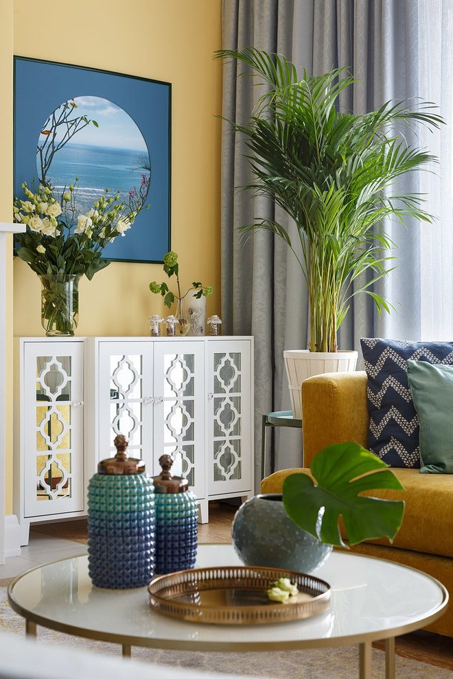 Gele muren, grijze gordijnen