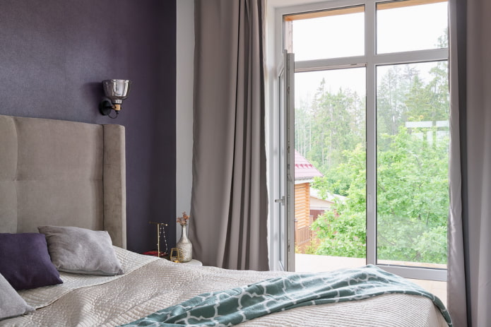 Paars behang, grijze gordijnen