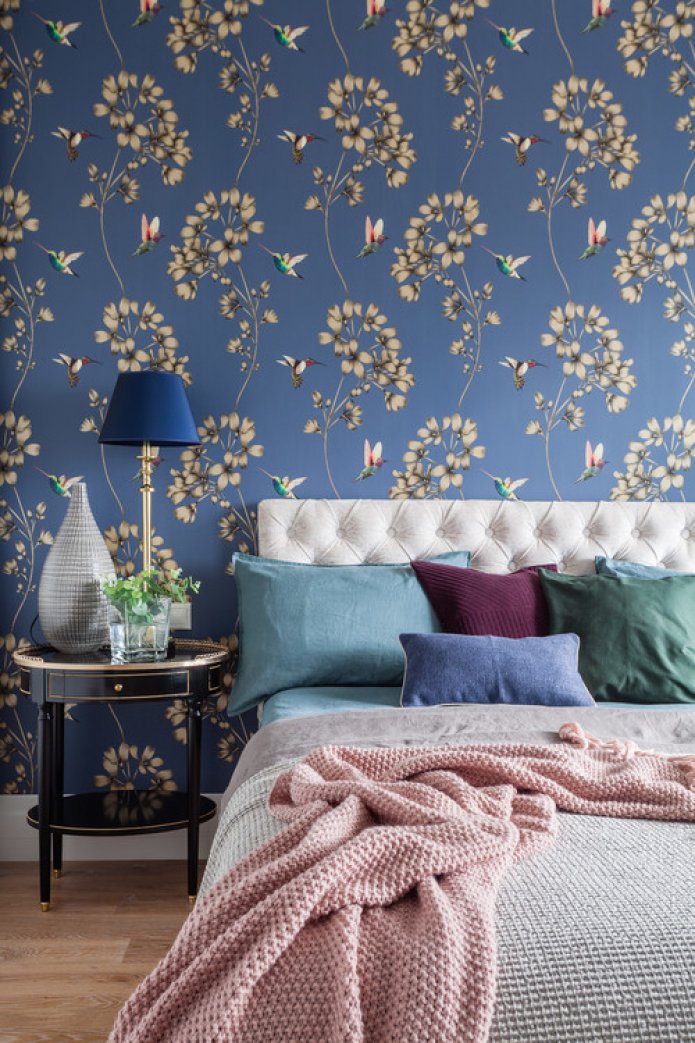 donker behang met bloemen