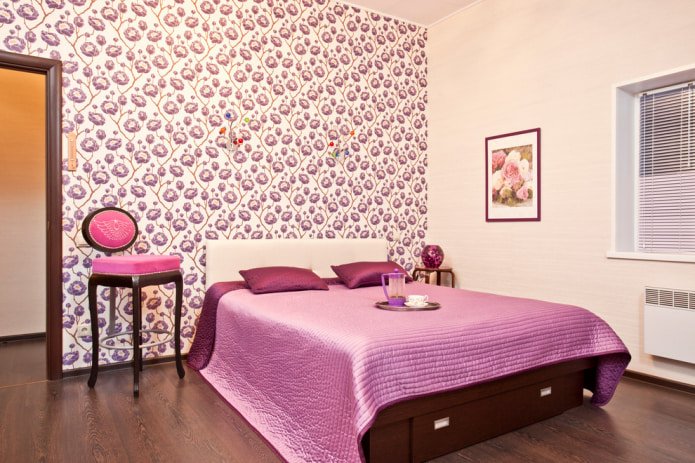 behang met paarse bloemen