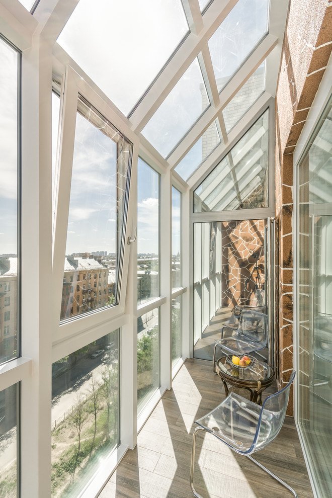 stenen muren op het balkon