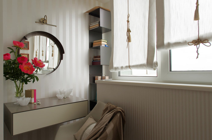 gestreept behang op het balkon