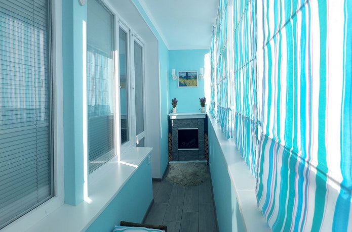 blauw behang op het balkon
