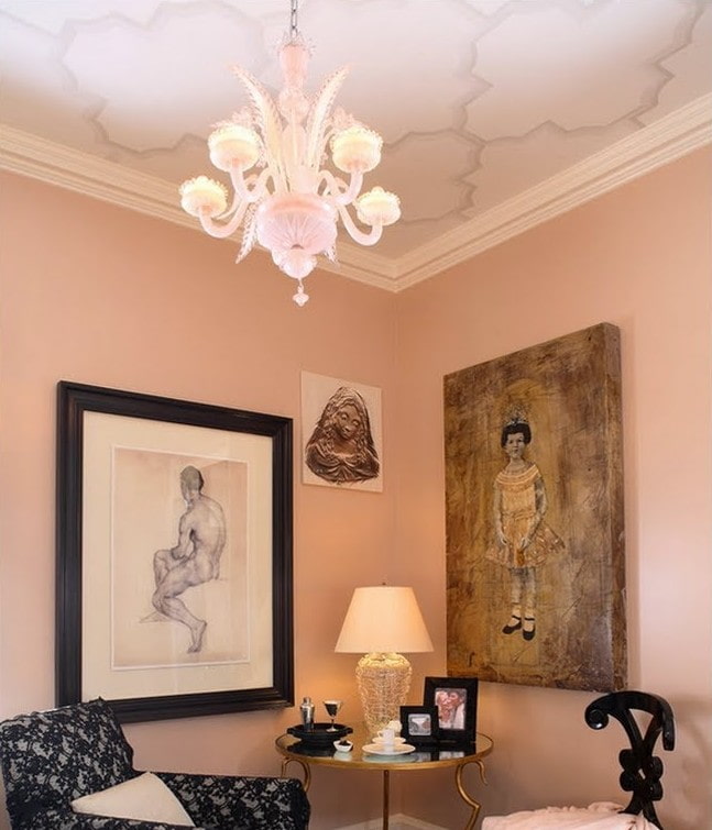 wit plafondbehang in het interieur