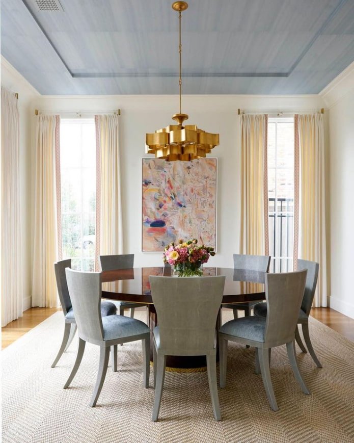 blauw plafondbehang in het interieur