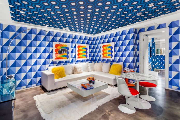 behang met geometrische figuren aan het plafond