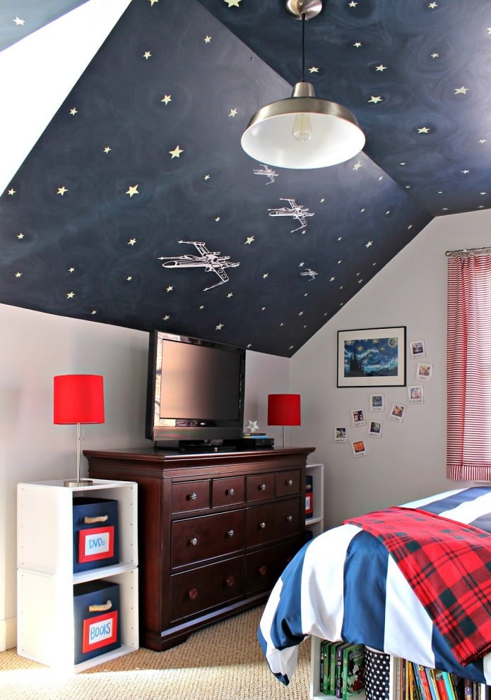 blauw behang op het plafond in de kinderkamer