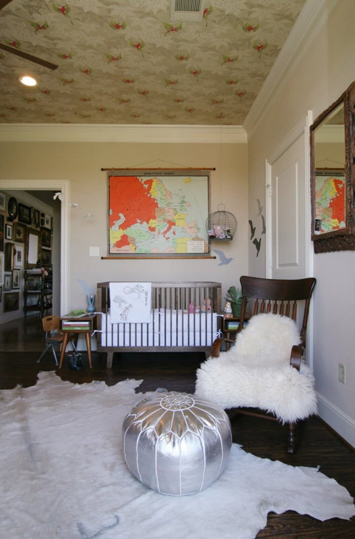 beige plafondbehang in het interieur