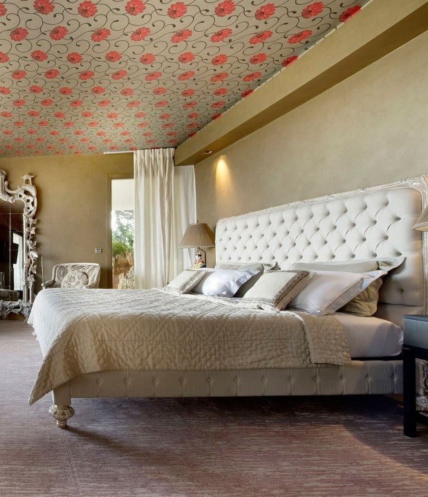 beige plafondbehang in het interieur