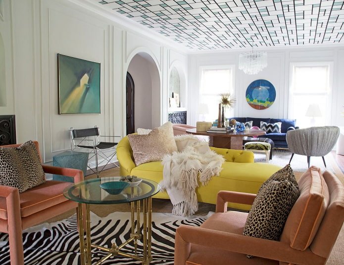 plafondbehang in het interieur van de woonkamer