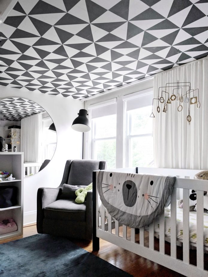 kinderkamerinterieur met behang aan het plafond