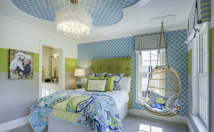 blauw plafondbehang in het interieur van een kinderkamer