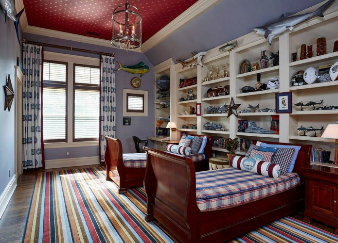 rood behang aan het plafond