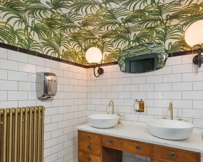 plafondbehang in de badkamer