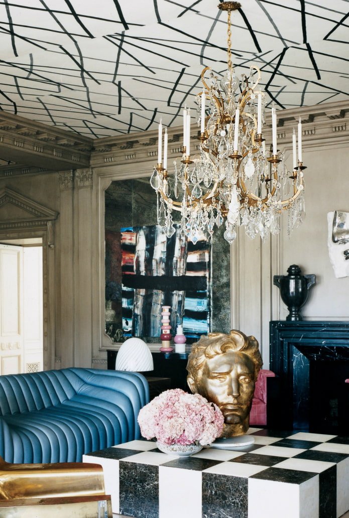 plafondbehang in het interieur van de woonkamer