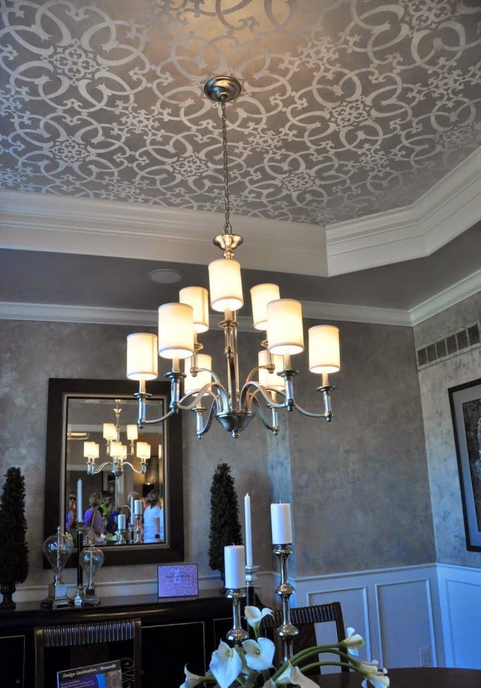 grijs behang aan het plafond