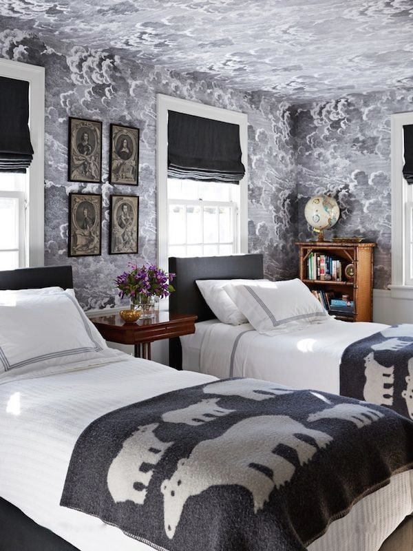 grijs behang aan het plafond